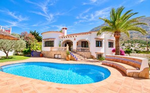A Mediterranean-style villa with a swimming pool, stone architecture, and a view of the surrounding landscape. - Villa Bellavista WA with Private Pool and Garden in Dénia (Denia)