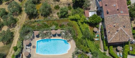 Una piscina al aire libre