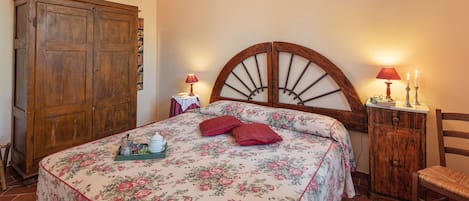 1 habitación, caja de seguridad en la habitación y escritorio