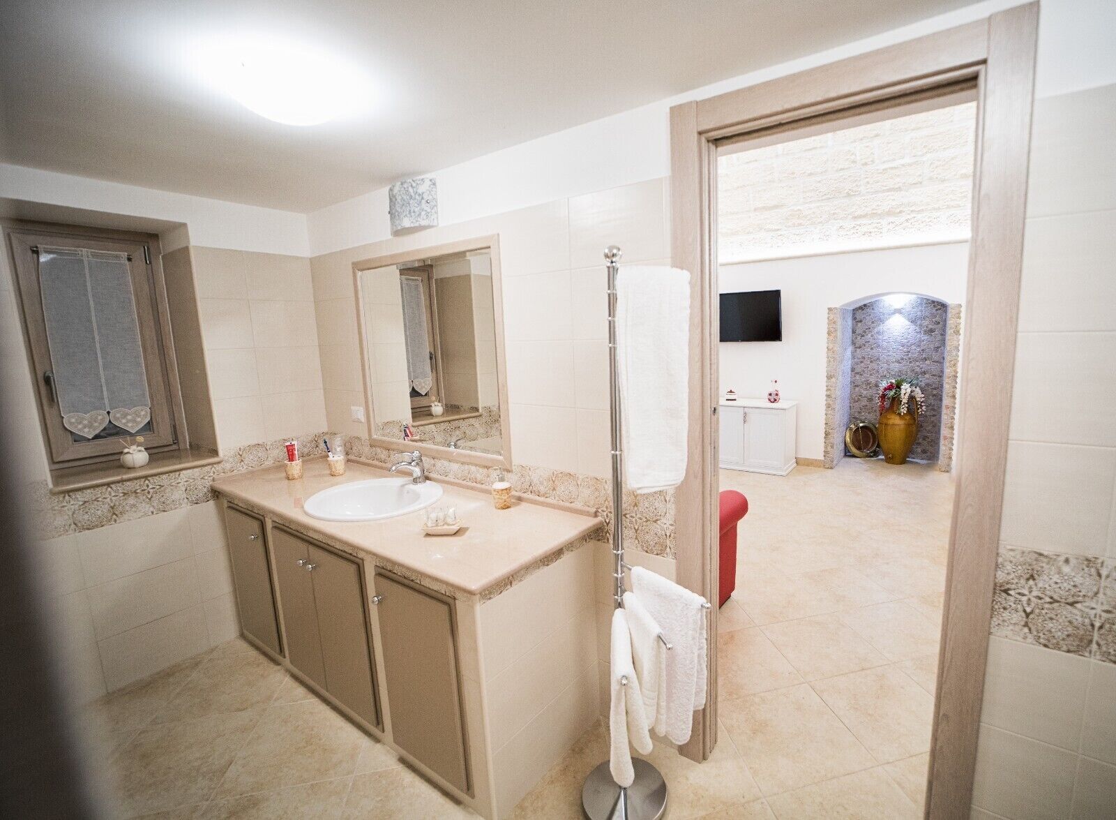 Kostenlose Toilettenartikel, Haartrockner, Handtücher