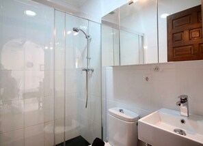 Shower, towels - Villa near the sea in El Retiro 29 (Denia)