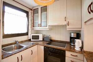 Réfrigérateur, four, cafetière/bouilloire, grille-pain