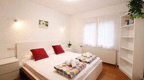 3 bedrooms, iron/ironing board, free WiFi, bed sheets
