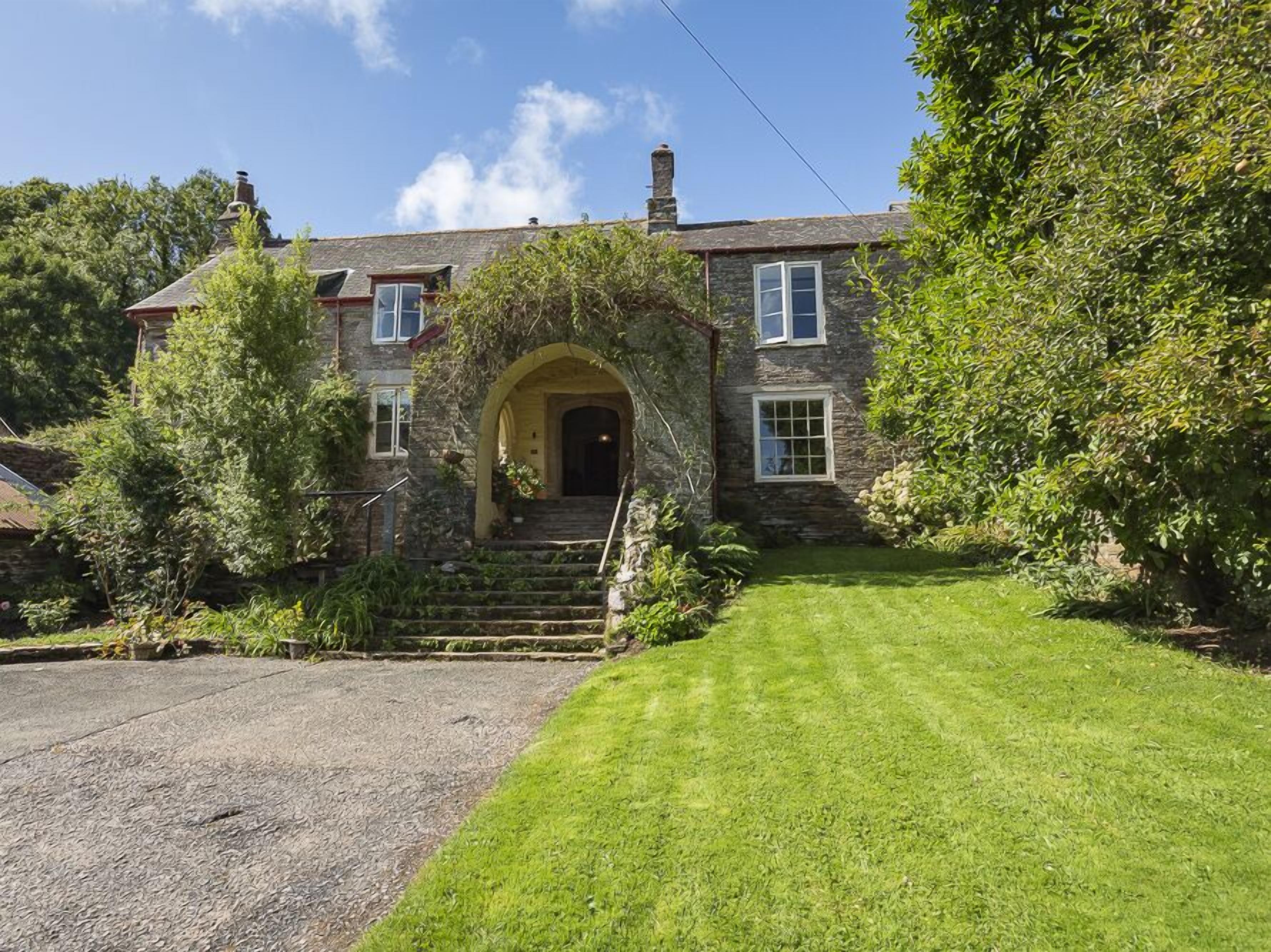 SOUTH WING, pet friendly, with open fire in Sherford