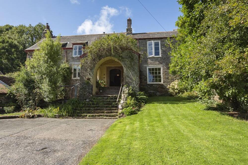 SOUTH WING, pet friendly, with open fire in Sherford