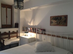 1 bedroom, iron/ironing board, free WiFi, bed sheets - Stefania's Stonebuilt House, mountain Parnon, Karyes Lakonias (Karies)
