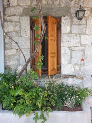 Exterior detail - Stefania's Stonebuilt House, mountain Parnon, Karyes Lakonias (Karies)