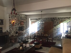 TV, fireplace
