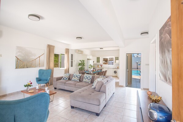 Villa, 4 Schlafzimmer, eigener Pool | Wohnbereich | 55-Zoll-Flachbildfernseher mit Satellitenempfang, Fernseher, DVD-Player