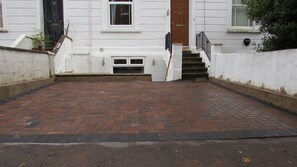 Exterior detail - 2 Bedroom apartment near centre (Bristol)