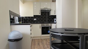 Fridge, microwave, toaster - 2 Bedroom apartment near centre (Bristol)
