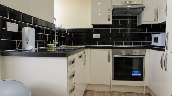 Kjøleskap, mikrobølgeovn og brødrister