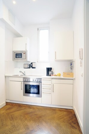 Kühlschrank, Mikrowelle, Ofen, Herdplatte