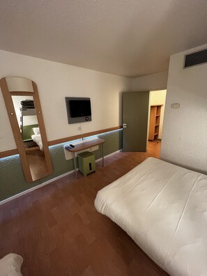 Habitación familiar, varias camas | Mobiliario individual, escritorio, cortinas opacas
