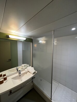 Dusche, umweltfreundliche Kosmetikartikel, Haartrockner, Handtücher