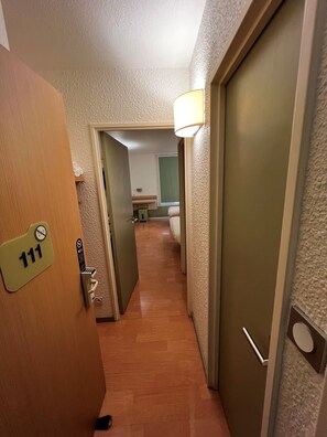 Individuell eingerichtet, Schreibtisch, Verdunkelungsvorhänge