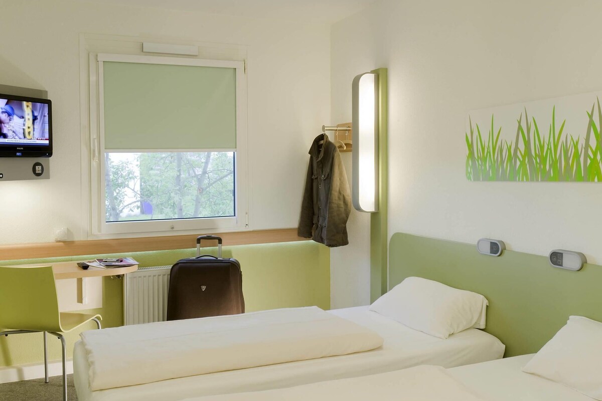 Habitación familiar, varias camas | Escritorio, cortinas opacas, sistema de insonorización