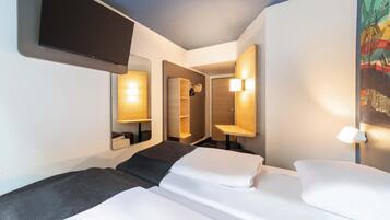 Schreibtisch, Verdunkelungsvorhänge, schallisolierte Zimmer