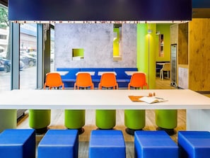 Desayuno buffet diario (EUR 13.50 por persona)