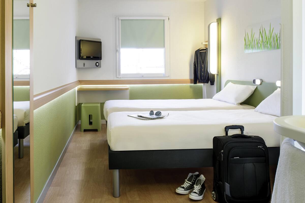 Habitación, 2 camas individuales | Sistema de insonorización, wifi gratis, ropa de cama