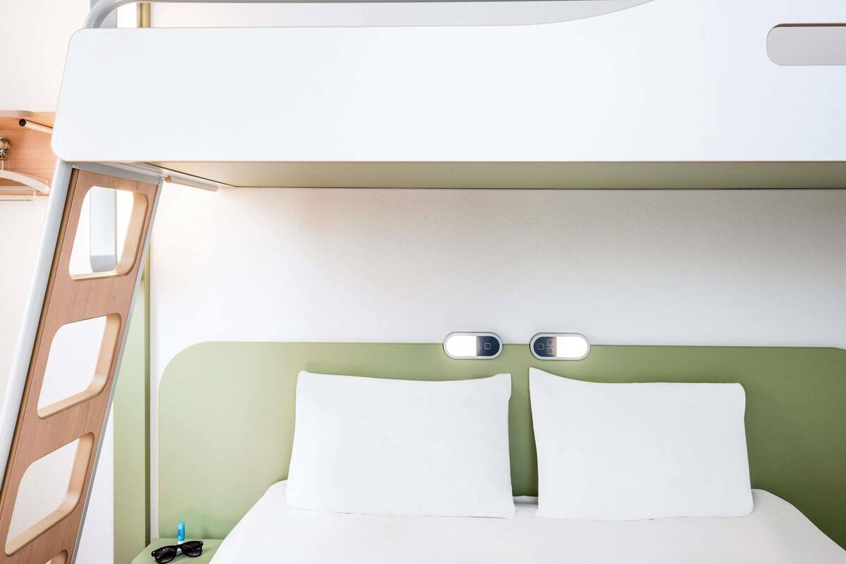 Soundproofing, free WiFi, bed sheets