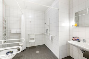 Habitación estándar, 1 cama doble, accesible para personas con discapacidad | Baño | Ducha, toallas, jabón y champú