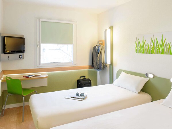Room, 2 Single Beds | Soundproofing