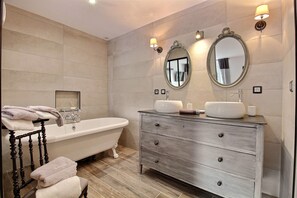 Duschwanne, Haartrockner, Handtücher, Seife