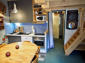 Kylskåp, mikrovågsugn, ugn och spishäll