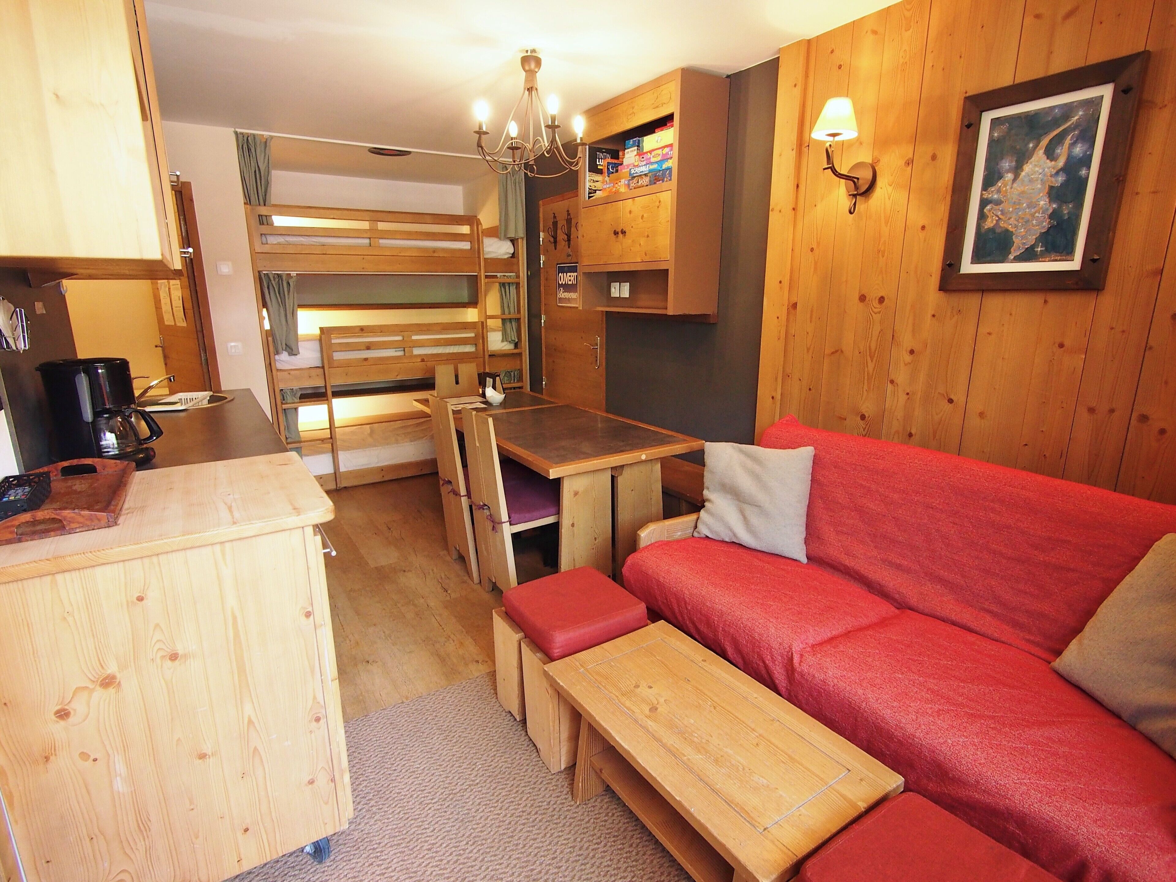 TV, bøker og stereoanlegg