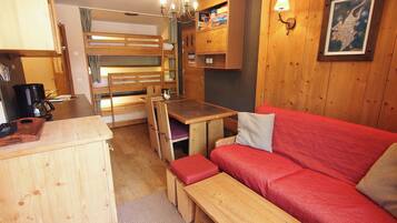 TV, libri, impianto stereo