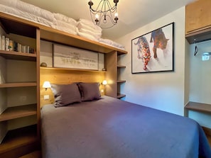 1 chambre, fer et planche à repasser, lit de bébé portatif, Wi-Fi