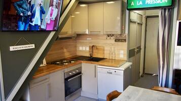 Geladeira, micro-ondas, fogĂŁo, cooktop