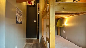 A compact room with a bunk bed, a small desk, and a wall-mounted shelf. - Risoul - Duplex 66 - Fully equipped - WIFI - 60m² - Foot of ski slopes (Risoul 1850)