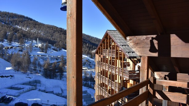 A wooden cabin with a view of a snowy mountain landscape. - Risoul - Duplex 66 - Fully equipped - WIFI - 60m² - Foot of ski slopes (Risoul 1850)