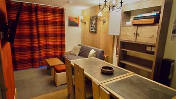 Fernseher, Bücher, Stereoanlage