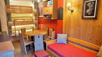 1 dormitori, planxa i posts de planxar, un bressol de viatge i wifi