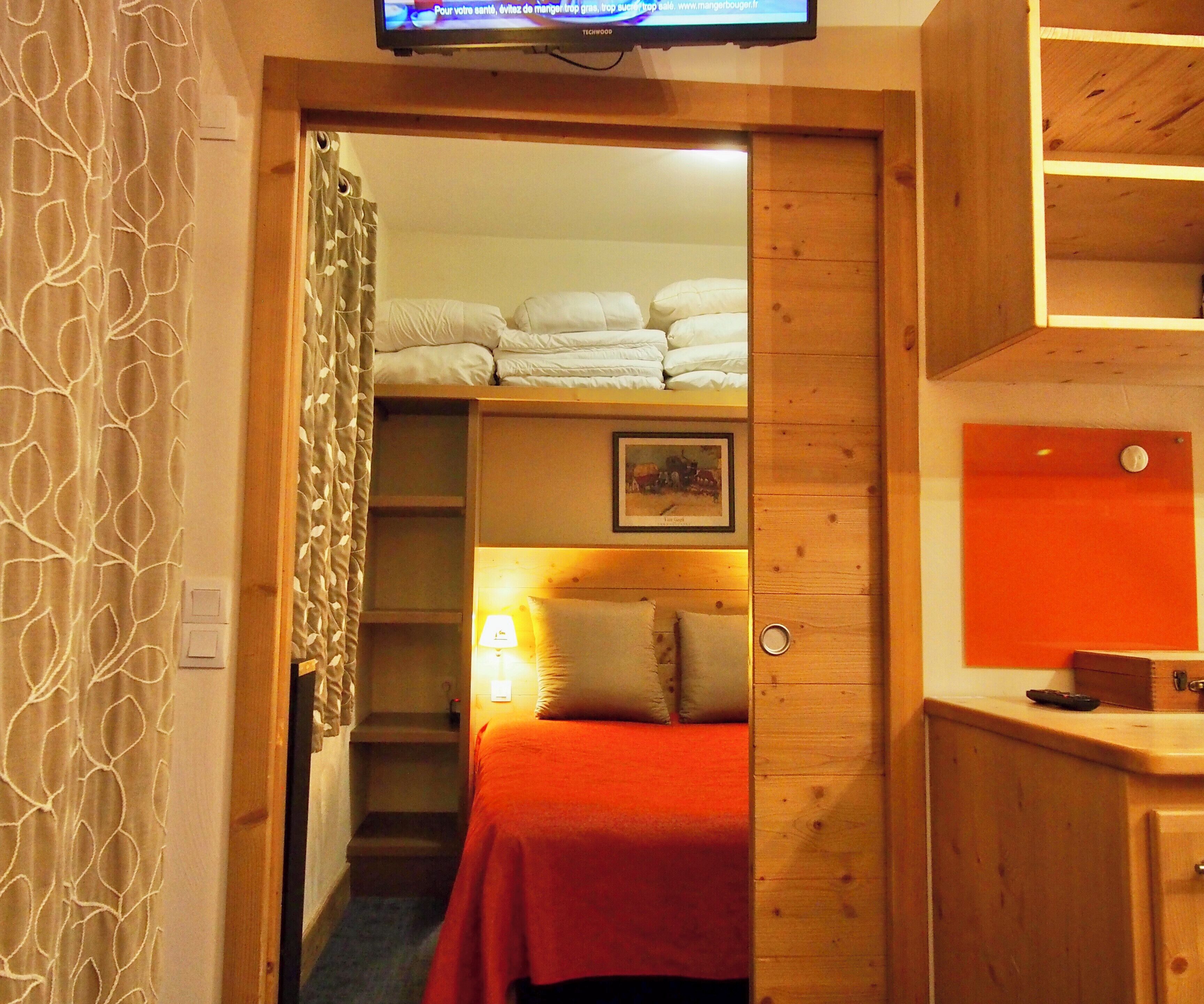 1 habitación, tabla de planchar con plancha, cuna de viaje y wifi 