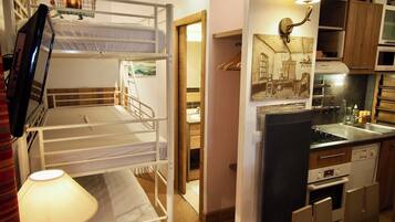 2 slaapkamers, een strijkplank/strijkijzer, reisbedje, wifi