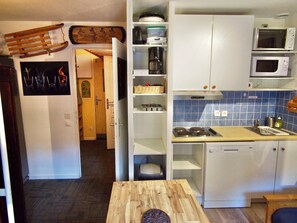 Fridge, microwave, oven, stovetop - Risoul - Studio 02 - Fully equipped - WIFI - 30m² - Foot of ski area (Risoul 1850)