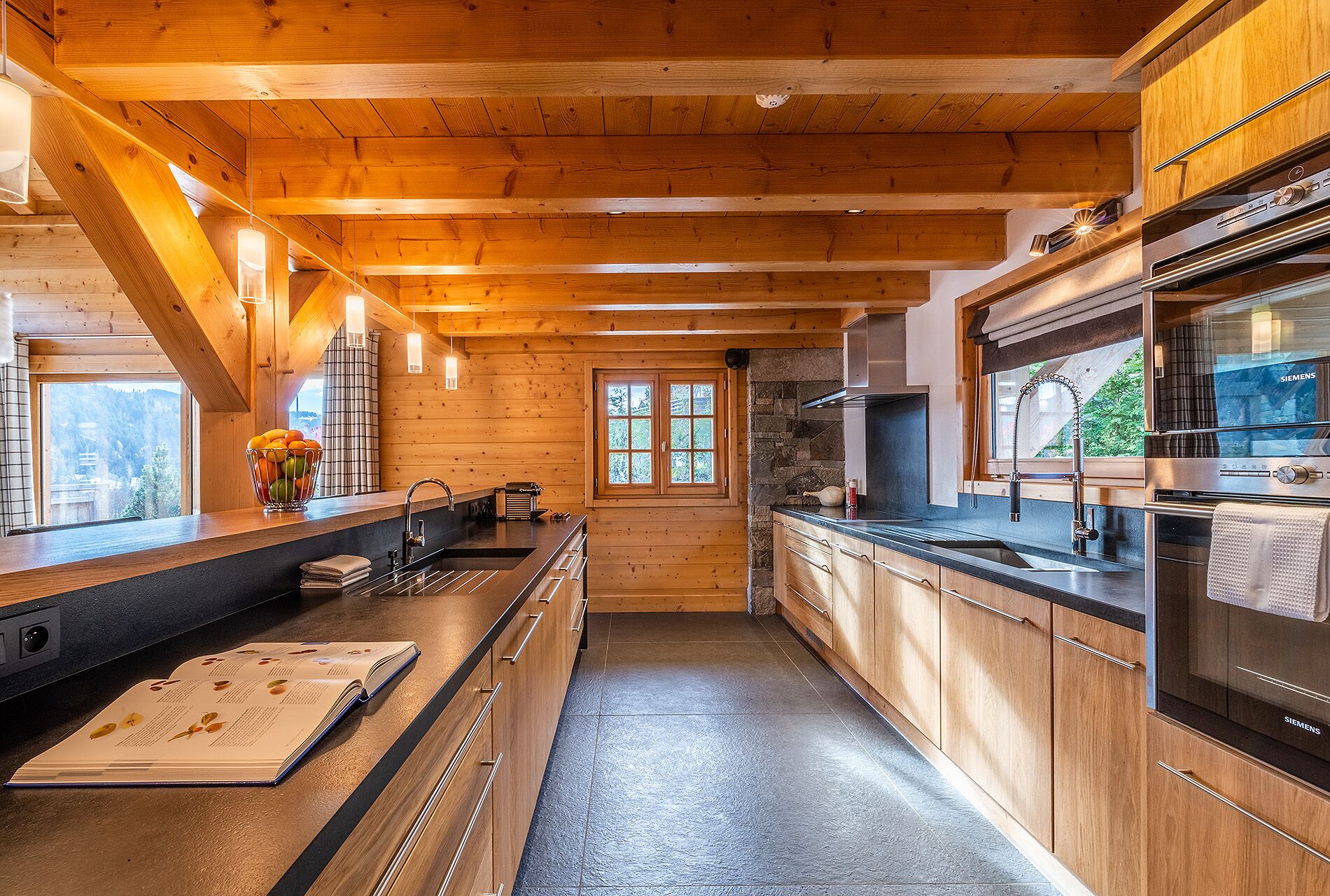 Wasserkocher mit Kaffee-/Teezubehör, Kühlschrank, Mikrowelle, Ofen
