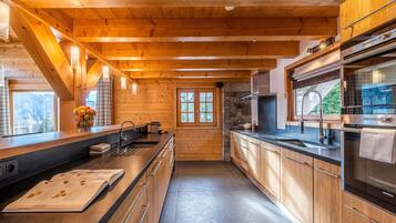 Wasserkocher mit Kaffee-/Teezubehör, Kühlschrank, Mikrowelle, Ofen