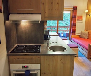Réfrigérateur, four à micro-ondes, un four, surface de cuisson