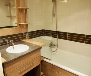 Bathtub, hair dryer - Apartment 204 - Pool/Sauna - Fully equipped - WIFI - 34m² - Foot of ski slopes (Risoul)