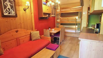 1 dormitori, planxa i posts de planxar, un bressol de viatge i wifi