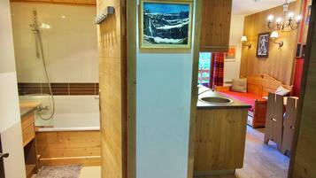 1 dormitori, planxa i posts de planxar, un bressol de viatge i wifi