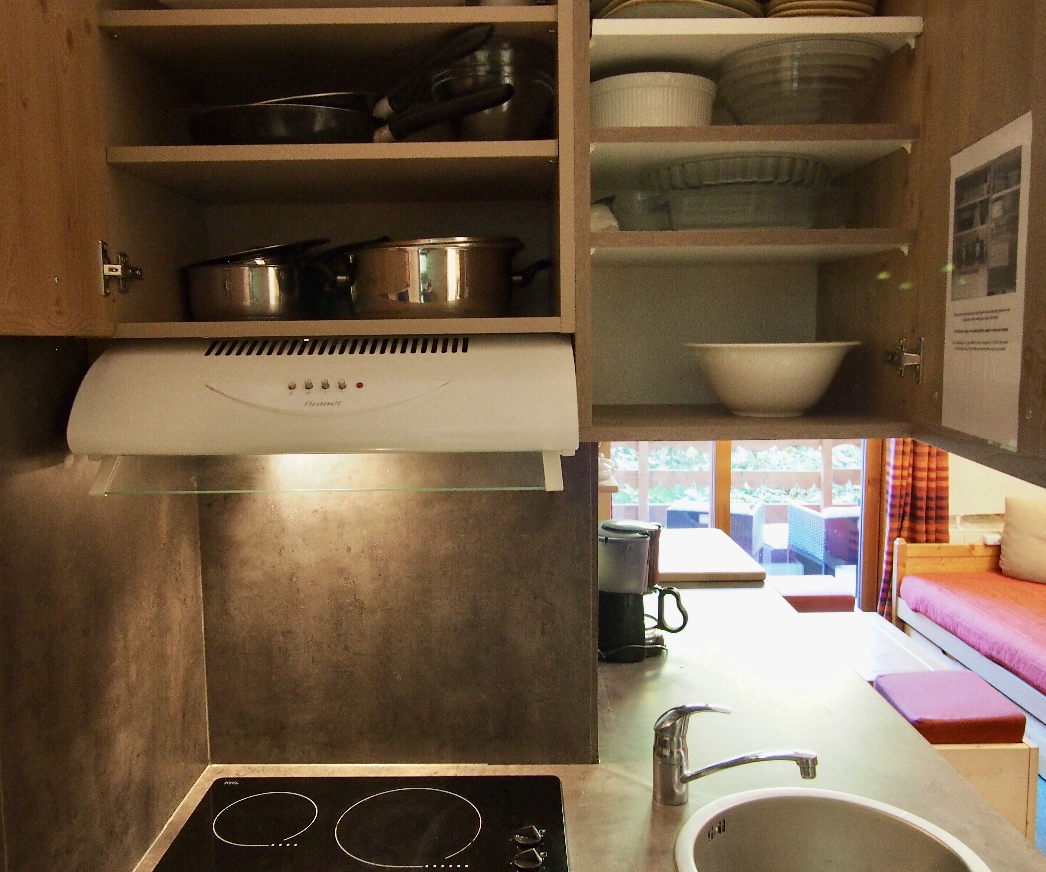 Køleskab, mikrobølgeovn, ovn, kogeplade