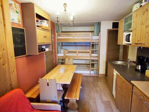 1 dormitorio, tabla de planchar con plancha, cuna de viaje y wifi