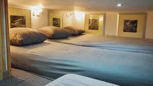 A hotel room with two beds, a carpeted floor, and wall-mounted lights. - Risoul - Studio 08 - Fully equipped - WIFI - 30m² - Foot of ski area (Risoul 1850)