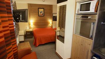 Planxa i posts de planxar, un bressol de viatge i wifi